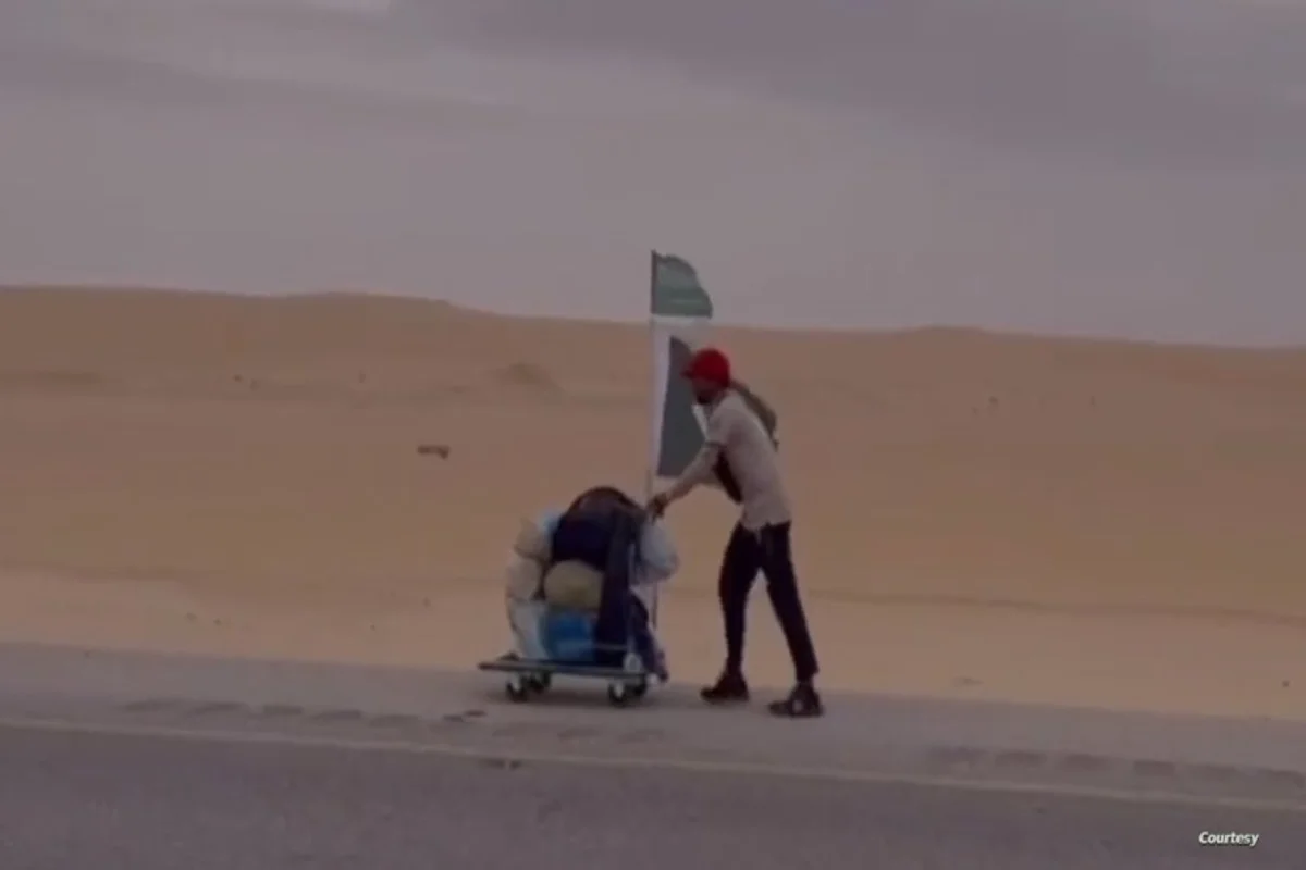 أنهى شاب باكستاني رحلة مشيًا على الأقدام تجاوزت 5,000 كيلومتر لأداء فريضة الحج في السعودية. 